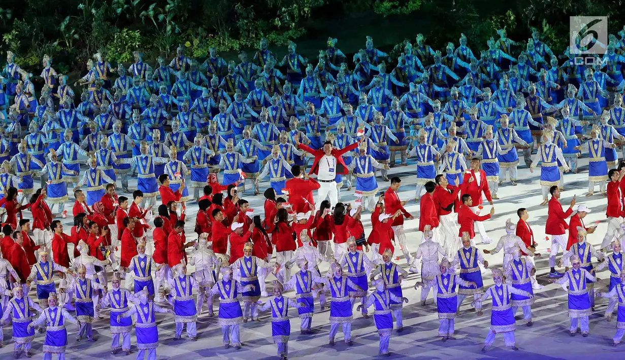 Atlet kontingen Indonesia memasuki stadion pada pembukaan Asian Games 2018 di Stadion Utama Gelora Bung Karno (SUGBK), Jakarta, Sabtu (18/8). Kontingen Indonesia mendapat sambutan meriah penonton yang hadir. (Liputan6.com/Ferbian Pradolo)