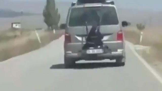 ayah ikat anak di belakang mobil (foto: twitter/@Ozkok_)