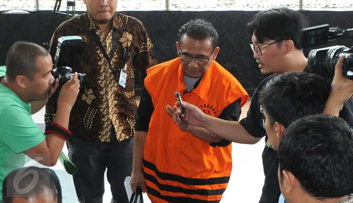 Pengusaha Ichsan Suiadi Tersangka Penyuap Mahkamah Agung Andri Tristianto Sutrisna saat akan menjalani pemeriksaan Perdana di  gedung KPK, Jakarta, Jumat (26/2). (Liputan6.com/Helmi Afandi)