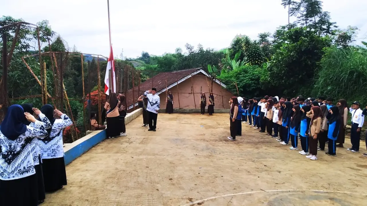 Guru di Sukabumi Rela Tempuh Jarak 100 Km untuk Sampai ke Sekolah