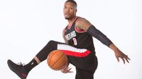 Bintang NBA, Damian Lillard, akan merilis album rap keduanya jelang musim 2017/2018 pada Jumat (6/10/2017). (Bola.com/Twitter/NBA) 