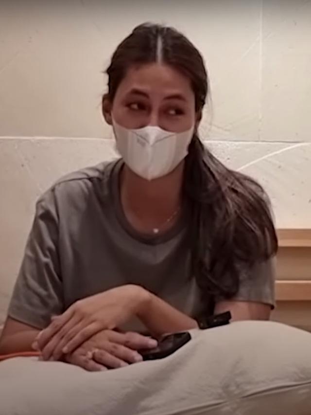 Paula Verhoeven saat menjalani isolasi mandiri. (Foto: YouTube Baim Paula)