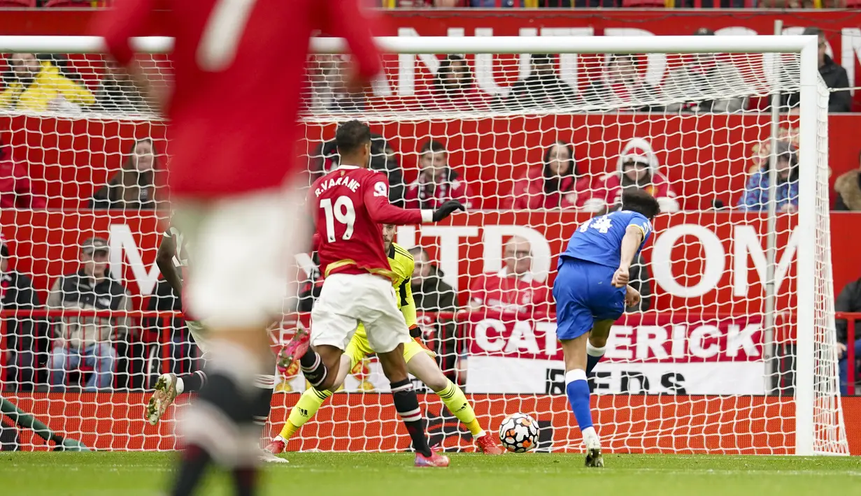 Pada babak kedua di menit ke-65 Everton sukses menyamakan skor 1-1. Andros Townsend berhasil menaklukkan David De Gea lewat skema serangan balik bekerjasama dengan Abdoulaye Doucoure. (AP/Dave Thompson)