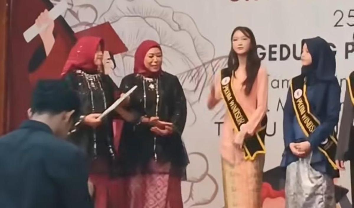 <b>Menerima Piagam Kelulusan</b><br>