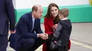 Pangeran William dan Kate Middleton saat mengunjungi Wales pada 27 Februari 2022. (Foto: Danny Lawson/PA via AP)