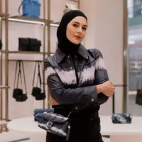 Tampilan edgy Paula dalam balutan hijab. Ia memadukan leather jacket hitam-putihnya dengan atasan, bawahan, dan hijab warna hitam senada. Penampilannya makin chic dengan tabby bag Coach dan sepatu boots. [@paula_verhoeven].