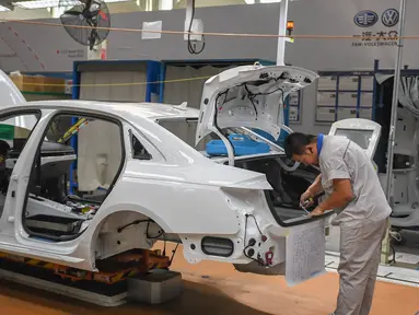 Pekerja merakit mobil di pabrik milik First Automotive Works (FAW) Group Co., Ltd. di Changchun, ibu kota Provinsi Jilin pada 1 September 2020. FAW, produsen otomotif terkemuka di China, menjual 2.656.744 unit kendaraan pada tiga kuartal pertama tahun ini, naik 8 persen secara tahunan (year on year)