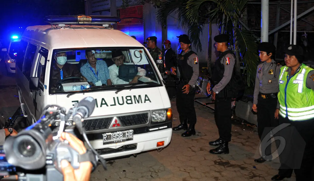 Mobil ambulans yang membawa jenazah terpidana mati Zainal Abidin keluar dari Pulau Nusakambangan, Cilacap, Jateng, Rabu (29/4/2015). Delapan terpidana mati kasus narkoba dieksekusi regu tembak di Nusakambangan pada dini hari. (Liputan6.com/Yoppy Renato)