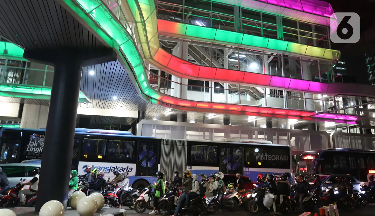 <p>Cahaya warna-warni menghiasi Halte Transjakarta Centrale Stichting Wederopbouw (CSW) di kawasan Kebayoran Baru, Jakarta, Kamis (29/07/2021). Skybridge yang mengintegrasikan Halte Transjakarta CSW dengan Stasiun MRT Asean mengambil desain Cakra Selaras Wahana. (Liputan6.com/Herman Zakharia)</p>