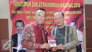 Pemimpin Redaksi SCTV, Indosiar dan Liputan6.com, Mohamad Teguh memberikan video dukumentasi Paskibraka 2016 kepada Menpora, Imam Nahrawi saat penutupan diklat nasional Paskibraka 2016, Cibubur, Jakarta, Rabu (24/8). (Liputan6.com/Yoppy Renato)