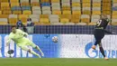 Pemain Barcelona Martin Braithwaite (kanan) mencetak gol ke gawang Dynamo Kyiv pada pertandingan Grup G Liga Champions di Stadion Olimpiyskiy, Kyiv, Ukraina, Selasa (24/11/2020). Barcelona membantai Dynamo Kyiv 4-0. (AP Photo/Efrem Lukatsky)