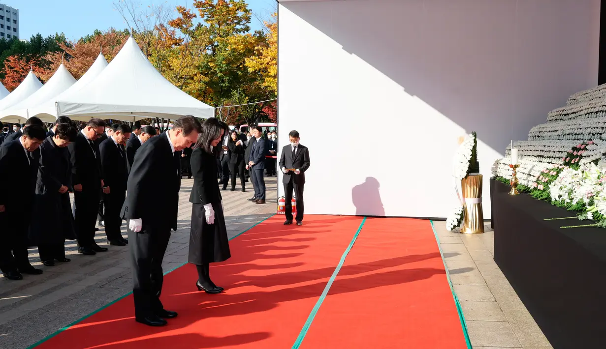 Presiden Korea Selatan Yoon Suk-yeol dan istrinya Kim Keon-hee memberikan penghormatan untuk para korban tragedi Halloween Itaewon di altar peringatan bersama di Seoul Square, Seoul, Korea Selatan, Senin (31/10/2022). Tragedi Halloween Itaewon menewaskan lebih dari 150 orang dan menjadi bencana terburuk Korea Selatan dalam beberapa tahun. (Ahn Jung-hwan/Yonhap via AP)
