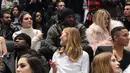 Kendall Jenner, Lamar Odom, Khloe Kardashian, 50 Cent, Karlie Kloss dan Olivier Rousteing menghadiri Kanye West Yeezy Season 3 di Madison Square Garden, New York, Kamis (11/2) (Jamie McCarthy/Getty Images untuk Yeezy Season 3/AFP)