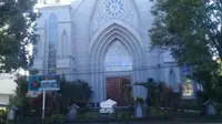 Tak seperti biasanya, situasi sepi terlihat di Gereja Katedral Manado, Minggu pagi (12/04/2020).