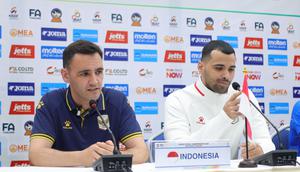 Hector Souto dan Muhammad Albagir mewakili Timnas Futsal Indonesia dalam sesi konferensi pers jelang semifinal Piala AFF Futsal 2026 di Bangkok, Kamis (9/4/2026). (Dok. FFI)