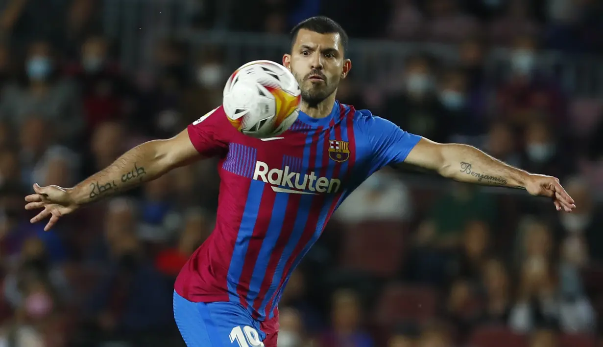Penyerang Barcelona, Sergio Aguero berusaha menembak bola saat bertanding melawan Valencia pada pertandingan lanjutan La Liga Spanyol di stadion Camp Nou,Spanyol, Senin (18/10/2021). Barcelona menang atas Valencia dengan skor 3-1. (AP Photo/Joan Monfort)