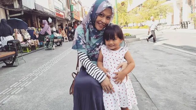 7 Potret Cindri Wahyuni Istri Almarhum Bani Seventeen saat Asuh Anak