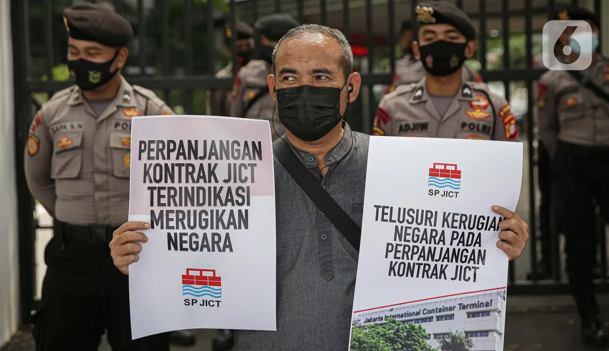 Serikat pekerja JICT menggelar aksi di depan Gedung Kejaksaan Agung, Jakarta, Jumat (30/4/2021). Dalam aksinya mereka mendukung upaya Kejagung untuk mengusut kasus dugaan tindak pidana korupsi terkait  perpanjangan kontrak pelabuhan petikemas nasional JICT. (Liputan6.com/Faizal Fanani)