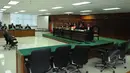 Mantan Ketua Komisi VII DPR RI Sutan Bhatoegana, menjalani sidang perdana di Pengadilan Tipikor, Jakarta, Senin (6/4/2015). Sutan, tersangka kasus dugaan penerimaan hadiah terkait penetapan APBN-P Kementerian ESDM di DPR RI. (Liputan6.com/Herman Zakharia)