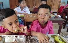 Lahapnya Anak Sekolah di Kupang Menyantap Makan Bergizi Gratis