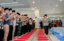 Kapolda Sumbar Pimpin Salat Jenazah: Doa untuk Korban Bencana Menggema di Masjid Raya