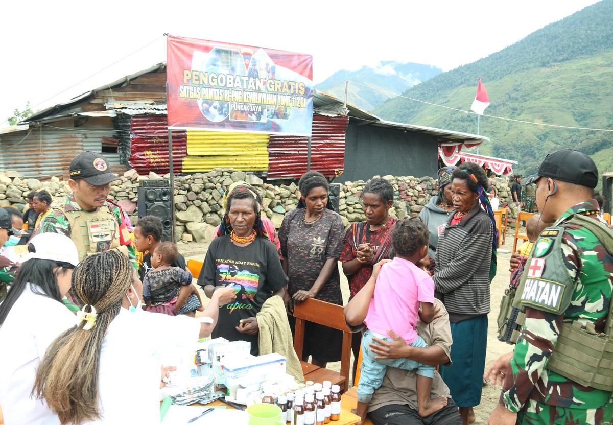 tni bagikan makanan bergizi di puncak jaya