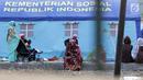 ara pencari suaka duduk-duduk di halaman gedung bekas Markas Kodim di kawasan Kalideres, Jakarta, Selasa (16/7/2019). Rata-rata para pencari suaka tersebut berasal dari Afghanistan, Pakistan, Somalia, Sudan, Iraq, dan Iran. (Liputan6.com/Helmi Fithriansyah)