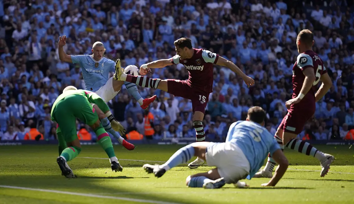 Striker Manchester City, Erling Haaland (kiri) berusaha mencetak gol ke gawang West Ham United pada laga pekan terakhir Liga Inggris 2023/2024 di Etihad Stadium, Manchester, Minggu (19/5/2024). (AP Photo/Dave Thompson)