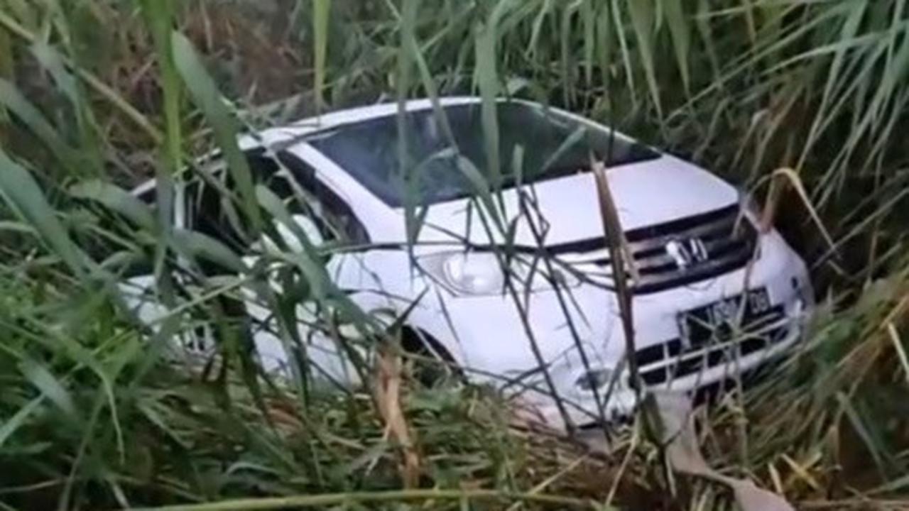 Niat Cari Jalur Alternatif ke Dieng, Mobil Ini Nyaris Masuk Jurang di Tanjakan Sikarim
