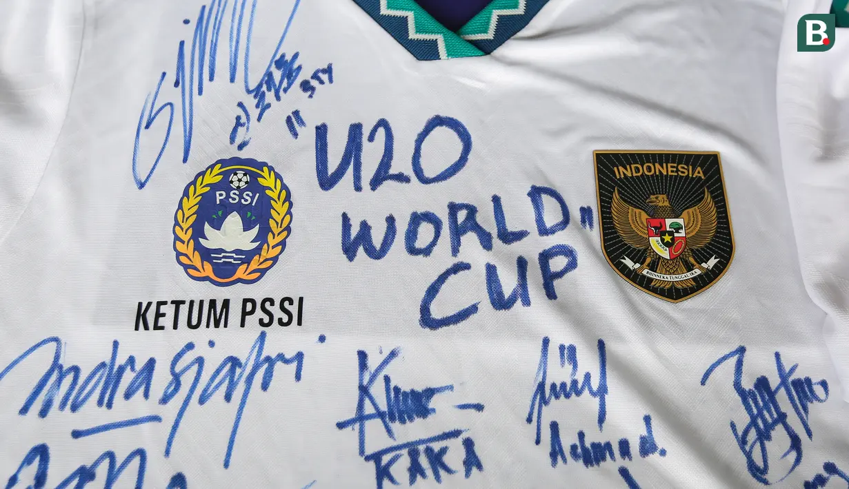 <p>Jersey bertandatangan pemain Timnas Indonesia U-20 untuk Ketua Umum PSSI, Mochamad Iriawan saat latihan terbuka untuk Piala Asia U-20 2023 di Lapangan C, Kompleks Stadion Utama Gelora Bung Karno (SUGBK), Jakarta, Rabu (08/02/2023). Ajang ini akan berlangsung pada 1 Maret 2023 mendatang. (Bola.com/Bagaskara Lazuardi)</p>