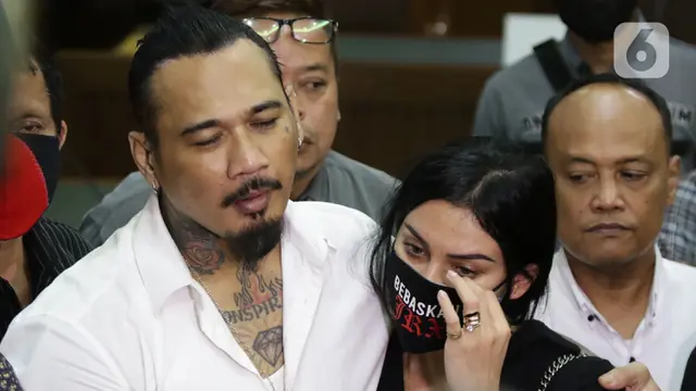 FOTO: Peluk Nora Alexandra, Jerinx Beri Keterangan Usai Sidang Putusan