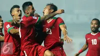 Bek Timnas Indonesia, Hansamu Yama Pranata (kedua kanan) disambut usai mencetak gol ke gawang Thailand di final pertama Piala AFF 2016, Stadion Pakansari, Bogor, Rabu (14/12). Indonesia unggul 2-1 atas Thailand. (Liputan6.com/Helmi Fithriansyah)