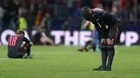 Para pemain Arsenal tertunduk lesu usai disingkirkan Atletico Madrid di semifinal Liga Europa. (AP Photo/Francisco Seco)