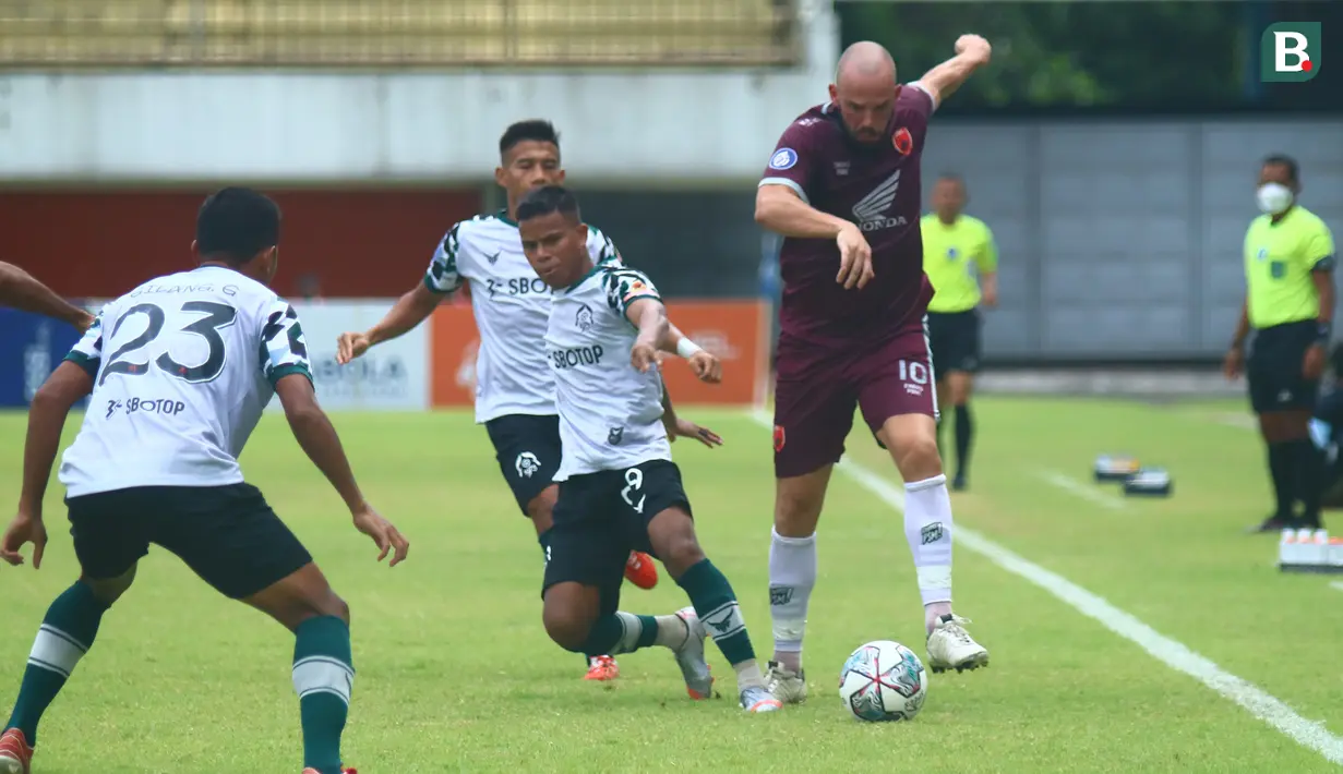 Pemain PSM Makassar, Anco jansen (kanan) berusaha melewati pemain Persikabo 1973, Manahati Lestusen dalam laga pekan ke-9 BRI Liga 1 2021/2022 di Stadion Maguwoharjo, Sleman, Selasa (26/10/2021). (Bola.com/Nandang Permana)