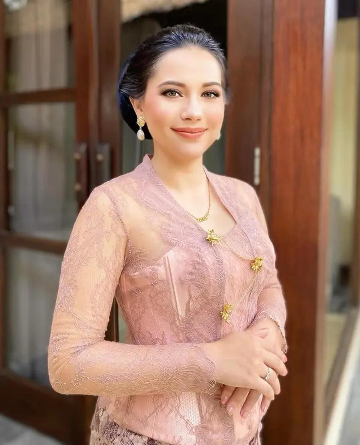 Potret Elodie Bouttier Adik Maxime, Cantik Berkebaya saat Pernikahan Luna Maya dan Sang Kakak