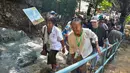 Wisatawan mengunjungi Gua Tham Luang di Provinsi Chiang Rai, utara Thailand, Jumat (1/11/2019). Thailand membuka kembali gua tempat 12 pesepak bola muda dan pelatih mereka terjebak pada tahun lalu yang menuai perhatian dunia. (HO/Chiang Rai Provincial Public Relations Office/AFP)