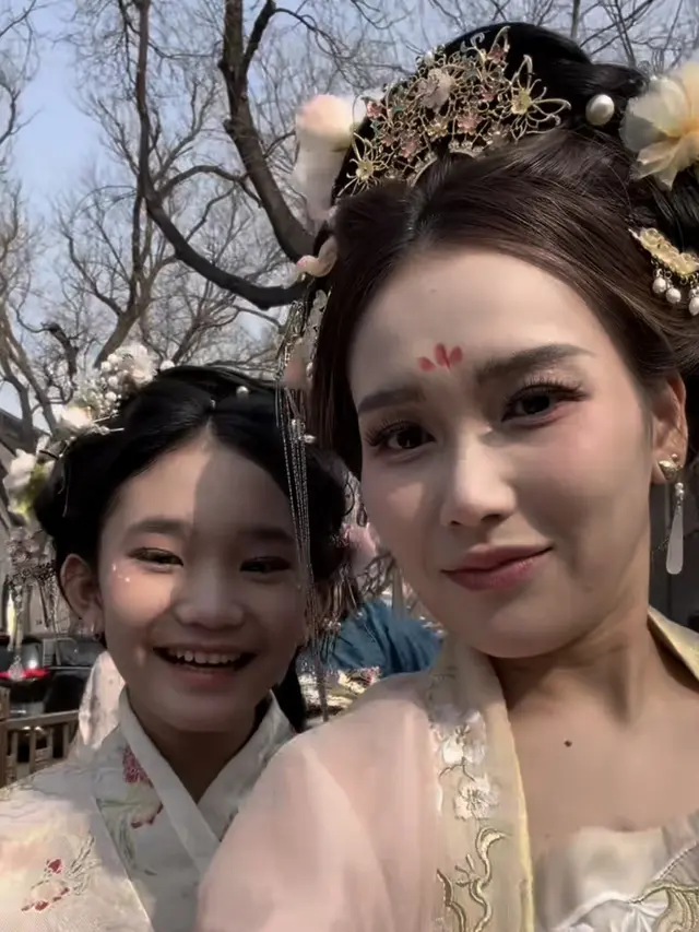 Gaya rambut  Ayu Ting Ting Liburan ke China saat Kenakan Baju Tradisional. [@ayutingting92]