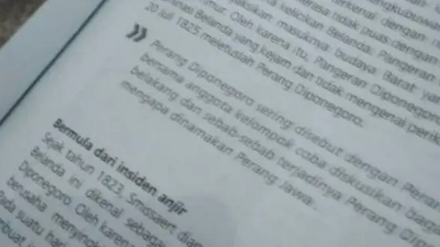 6 Tulisan Nyeleneh di Buku Pelajaran Siswa Ini Bikin Tepuk Jidat