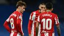Pada menit ke-35 Atletico Madrid mendapat peluang melalui tendangan bebas. Eksekusi yang dilakukan Antoine Griezmann (kiri) sukses melewati penjagaan pagar hidup namun masih bisa dihalau Thibaut Courtois. (AFP/Oscar Del Pozo)