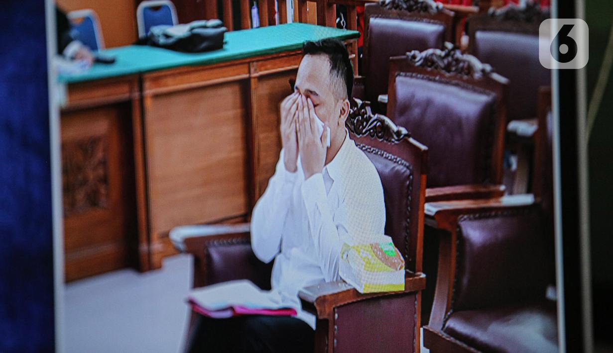 Terdakwa kasus dugaan pembunuhan berencana Brigadir Yosua, Ricky Rizal membasuh air mata saat menjalani sidang lanjutan di PN Jakarta Selatan, Jakarta, Selasa (24/1/2023). Sidang tersebut beragenda pembacaan nota pembelaan atau pledoi dari terdakwa. (Liputan6.com/Faizal Fanani)