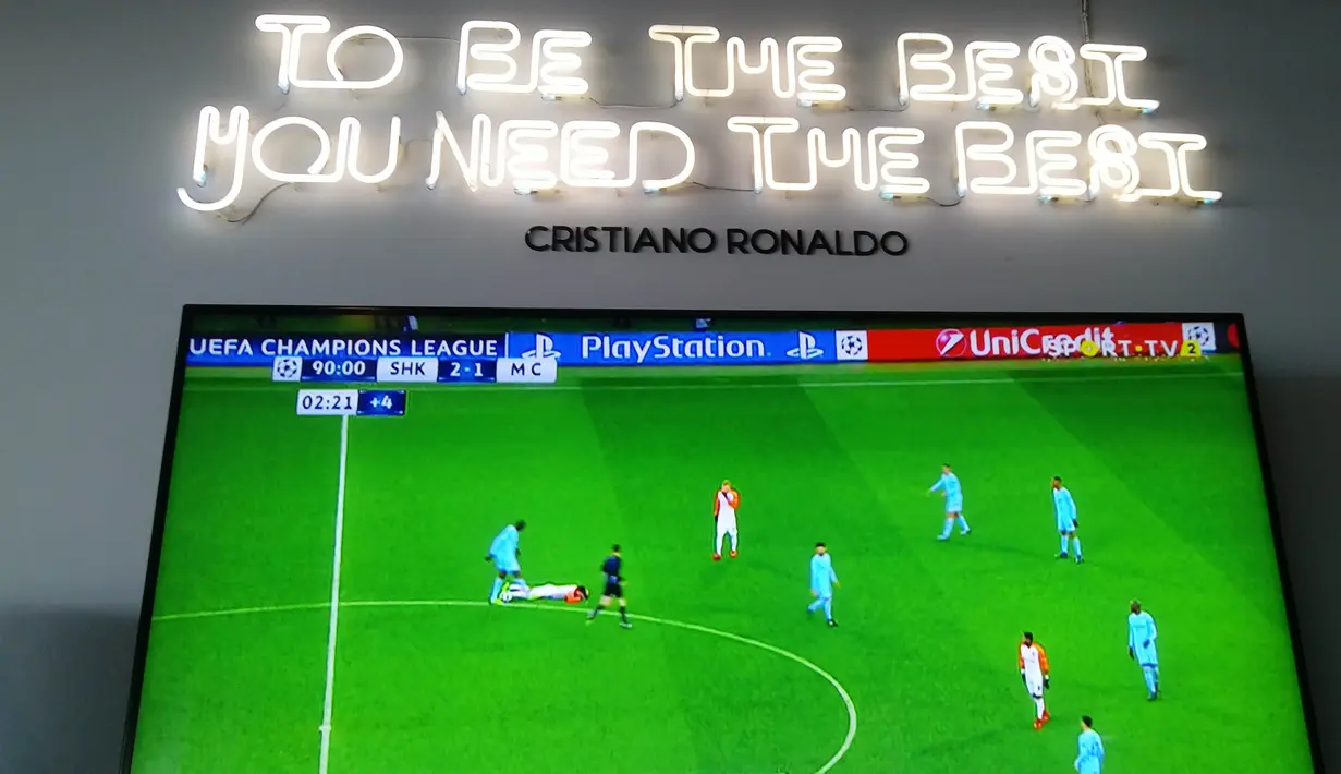Kata-kata mutiara dari Cristiano Ronaldo terdapat dalam CR7 Corner Restaurant and Bar. Cristiano Ronaldo membangun bisnis pariwisata itu di kota kelahirannya Funchal.  (Bola.com/Reza Khomaini)