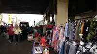 Usai Lebaran, Pedagang Jajakan Baju di Emperan Pasar Tanah Abang