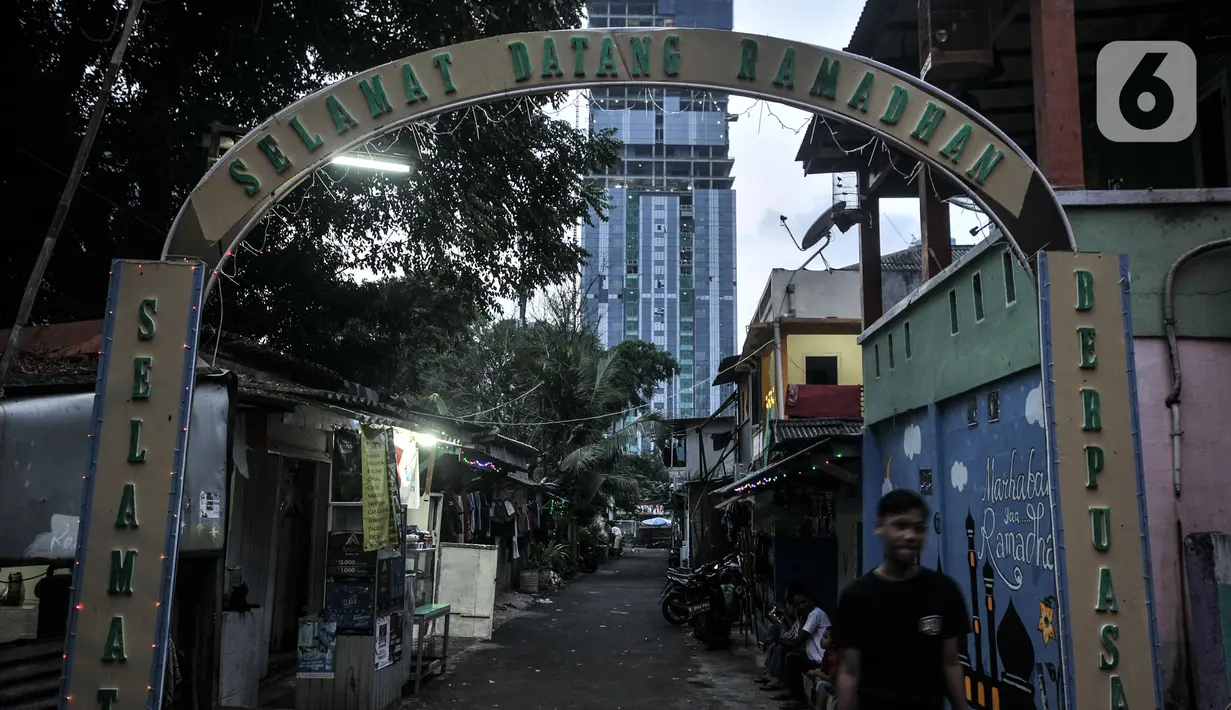Suasana ‘Kampung Ramadan' di Jalan Martapura, Kelurahan Kebon Melati, Kecamatan Tanah Abang, Jakarta, Rabu (28/4/2021). Dalam memeriahkan bulan Ramadan, warga di RW 04, Kelurahan Kebon Melati menghias permukiman dan rumah mereka dengan mural dan hiasan bertema Ramadan. (merdeka.com/Iqbal S. Nugroho)
