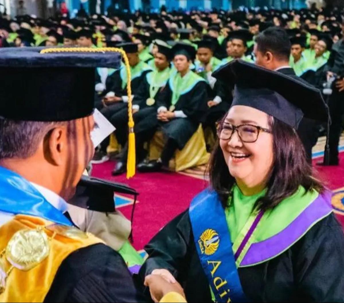 "Saya sempat kaget, ternyata nilai saya paling tinggi dari yang lain. Suatu kesempatan yang istimewa diberikan Tuhan kepada saya," terang Windiyati tak percaya, mengutip dari unesa.ac.id.