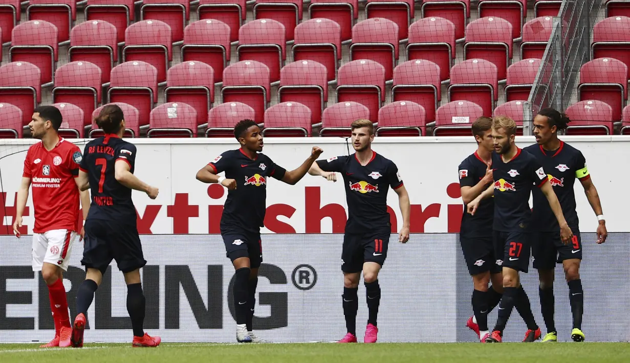 Pemain RB Leipzig merayakan gol yang dicetak oleh Timo Werner ke gawang Mainz 05 di Mainz, Minggu (24/5/2020). RB Leipzig menang dengan skor 5-0 atas Mainz 05. (AP/Kai Pfaffenbach)