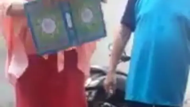 Tangkapan layar wanita Makassar hendak robek Al-Qur'an (Istimewa)