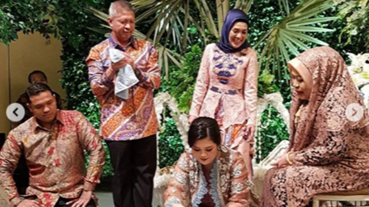 Prosesi Tedak Siten Cucu Komisaris Pertamina Condro Kirono
