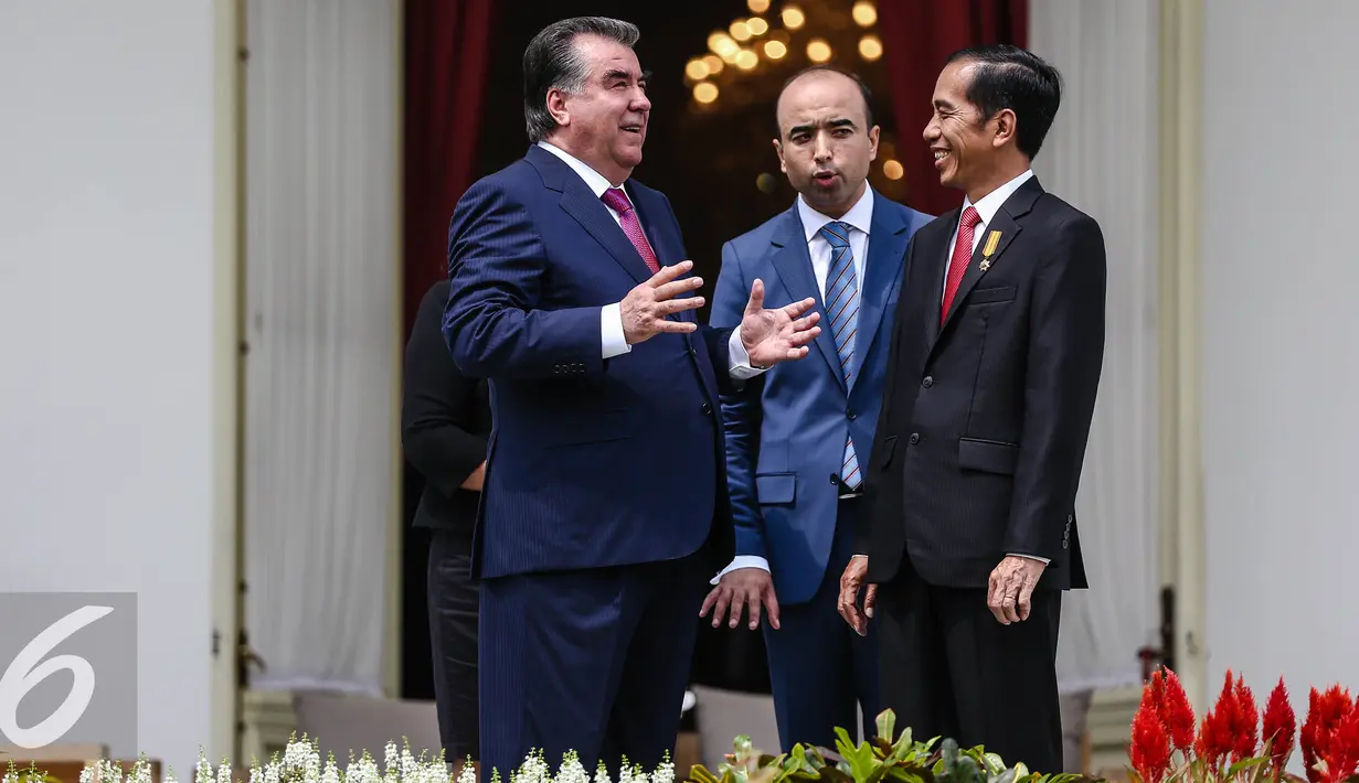 Presiden Republik Tajikistan, H.E. Mr. Emomali Rahmon berbincang dengan Presiden Jokowi di halaman Istana Merdeka, Jakarta, Senin (1/8). Usai menggelar pertemuan, berlangsung penandatangan nota kesepahaman tentang bebas Visa. (Liputan6.com/Faizal Fanani)