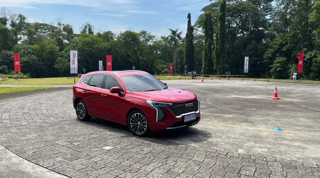 GWM Haval Jolion Ultra lincah saat melakukan tes Slalom Handling Course. (Liputan6.com/Septian)