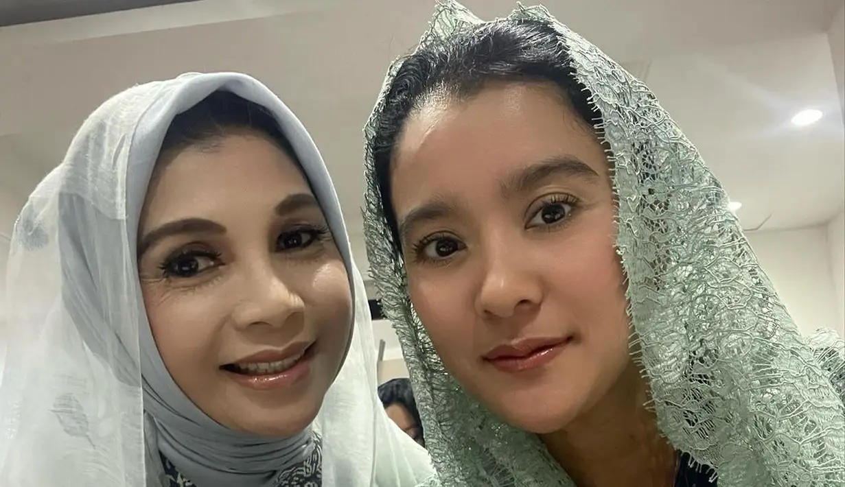 Tak melulu senada, Marcella juga tampil berani dengan outfit tabrak warna. Ia padukan gamis bermotif tenun dengan kerudung brukat hijau sage. [@marcella.zalianty]